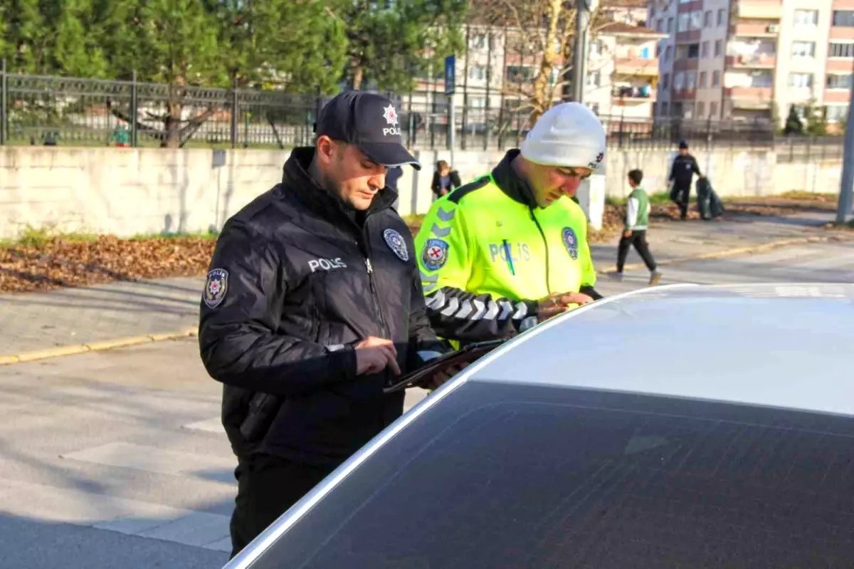 Kocaeli’de Okul Çevresinde Uyuşturucu Denetimi: 4,1 Gram Esrar Ele Geçirildi