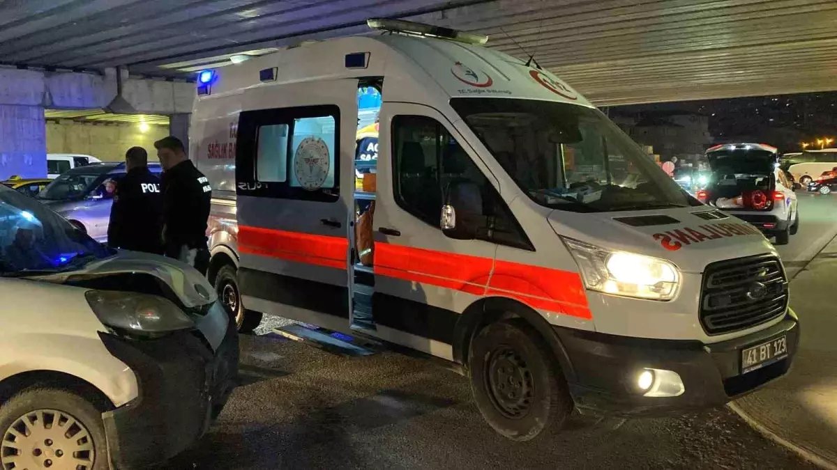 Kocaeli’de Otomobile Çarpan Hafif Ticari Araçta Sürücü Yaralandı