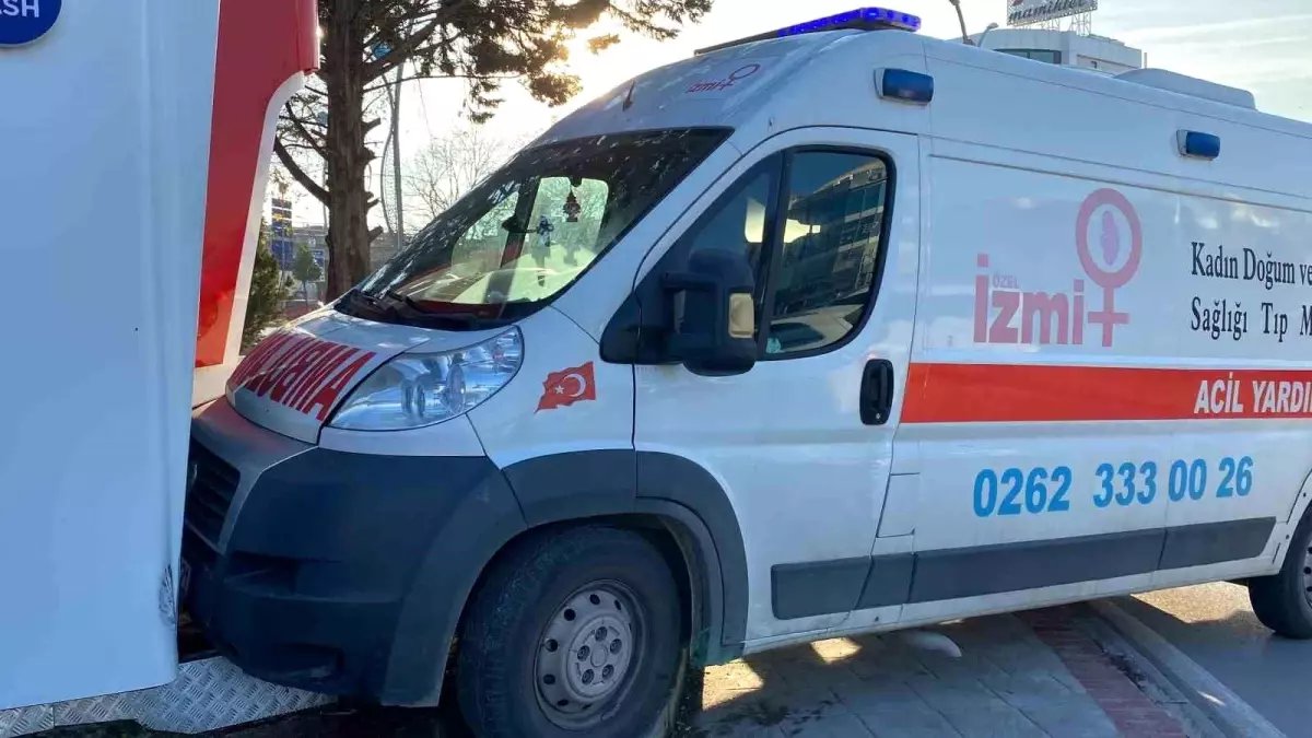 Kocaeli’de Özel Ambulans ile Otomobil Çarpıştı