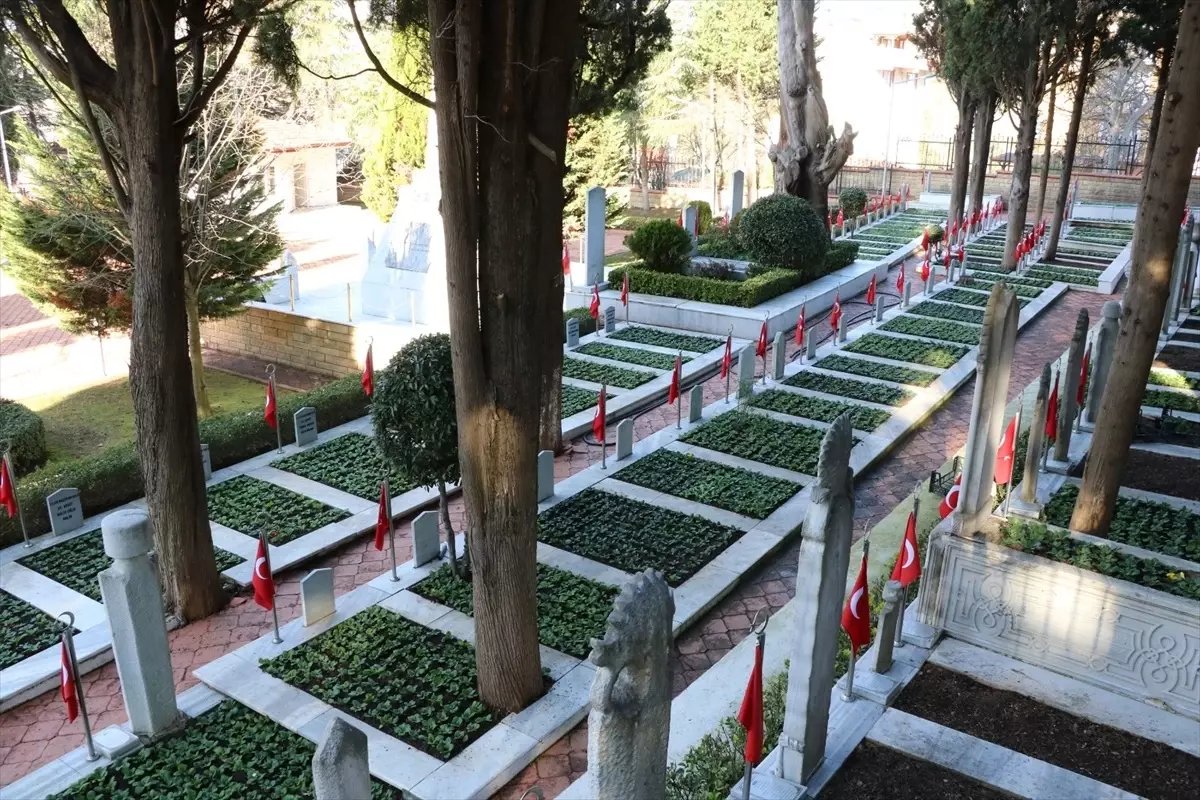 Kocaeli’de şehitlerin mezarları çiçeklerle donatıldı