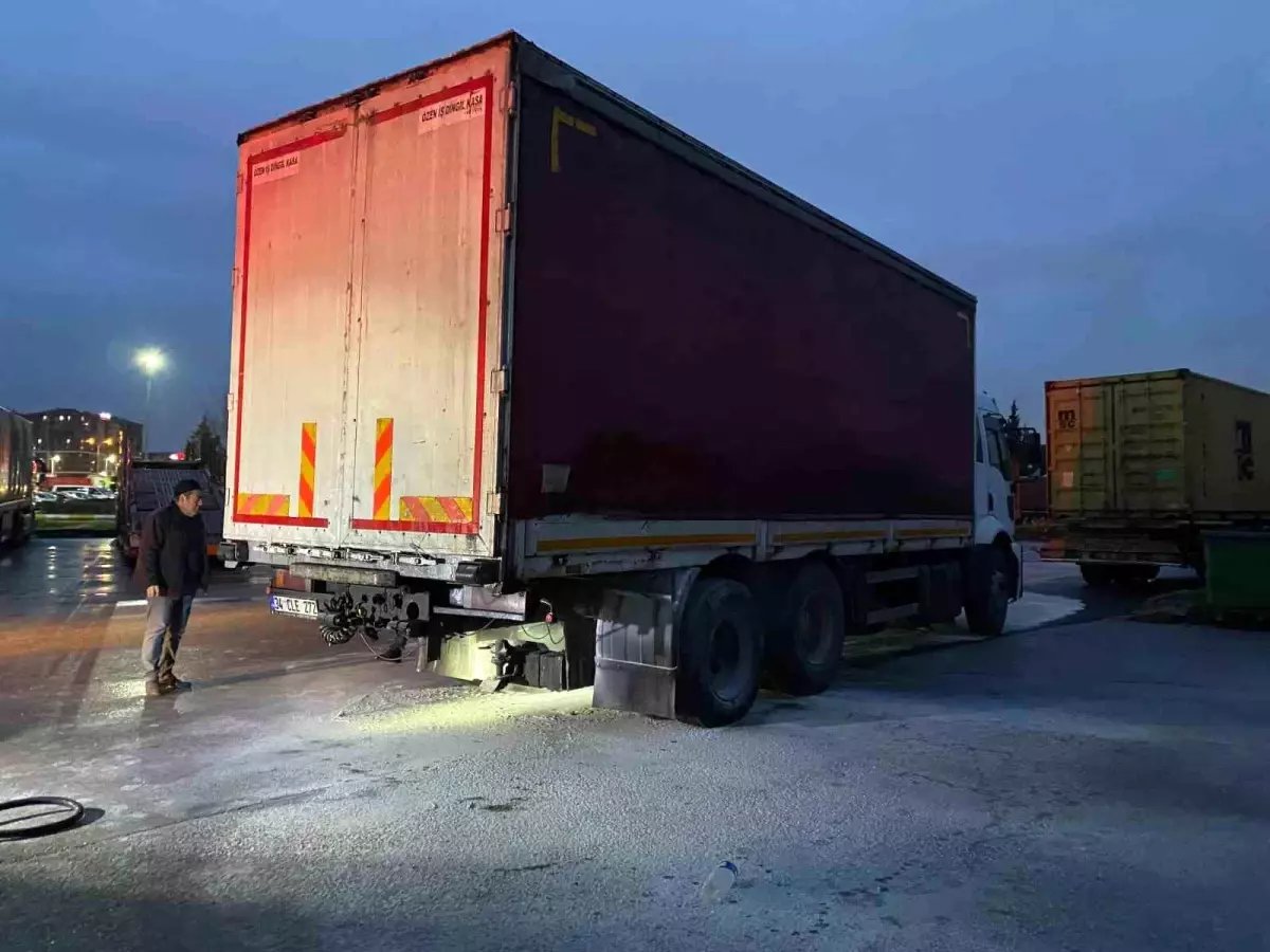 Kocaeli’de Seyir Halindeki Kumaş Yüklü Kamyonda Yangın Çıktı