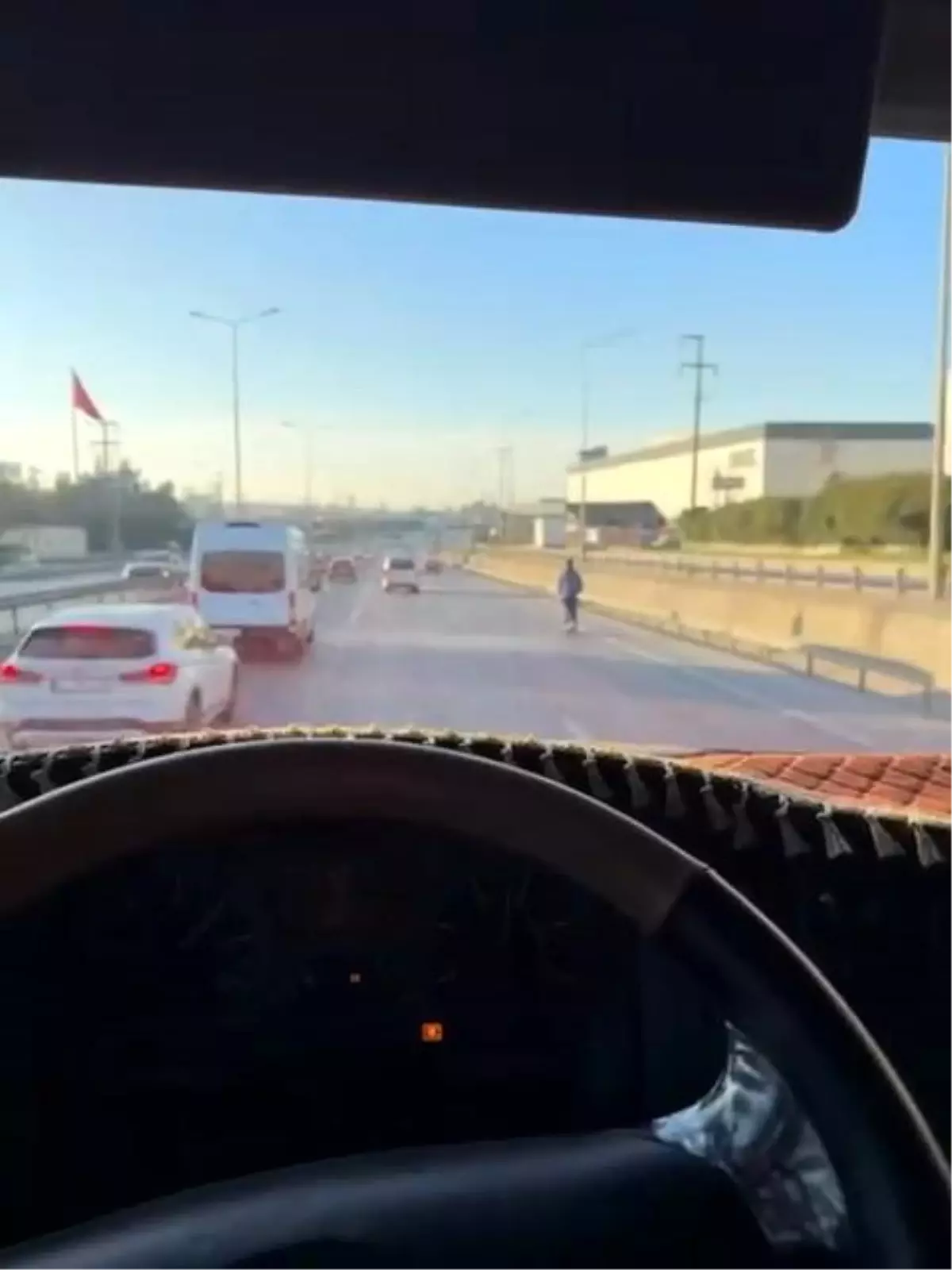  Kocaeli’de Tehlikeli Scooter Yolculuğu Kamerada