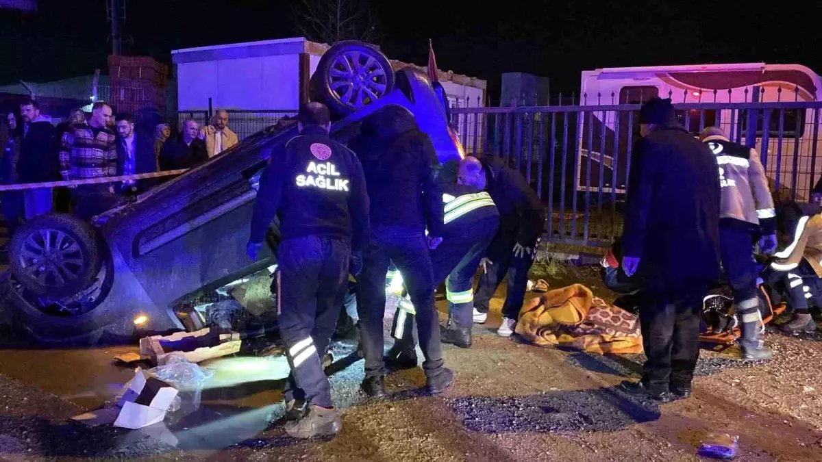 Kocaeli’de Tırın Hafif Ticari Araca Çarpmasıyla 3 Kişi Yaralandı