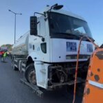 TEM Otoyolu’nda Tanker Kazası: Aydınlatma Direği Otomobilin Üzerine Devrildi