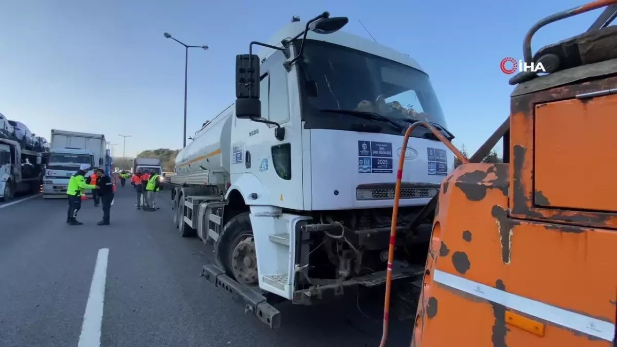 Tanker Aydınlatma Direğine Çarptı, Otomobilin Üzerine Devrildi