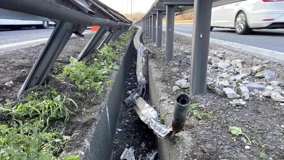 TEM Otoyolu’nda Tanker Kazası: Aydınlatma Direği Otomobilin Üzerine Devrildi