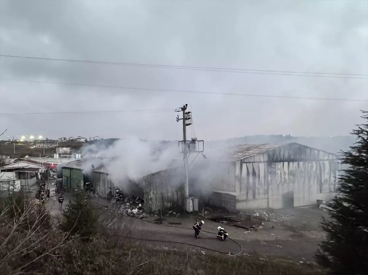 Çayırova’daki Yalıtım Fabrikasında Yangın Korkuttu
