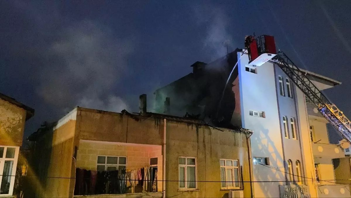 Darıca’da Çatı Yangını: Dumandan Etkilenen Bir Kişi Hastaneye Kaldırıldı