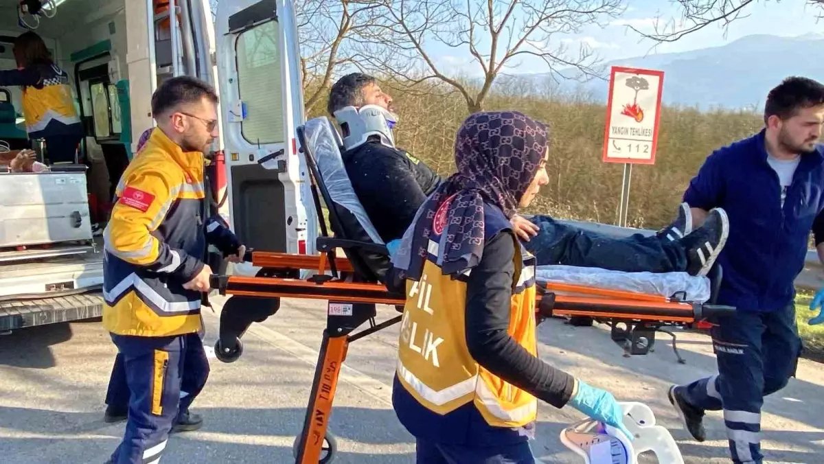 Kartepe’de Hafif Ticari Araç Takla Attı: 4 Yaralı