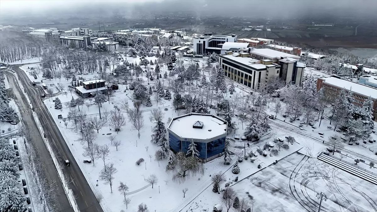 Kocaeli ve Sakarya’da Kar Yağışı Etkisini Sürdürüyor