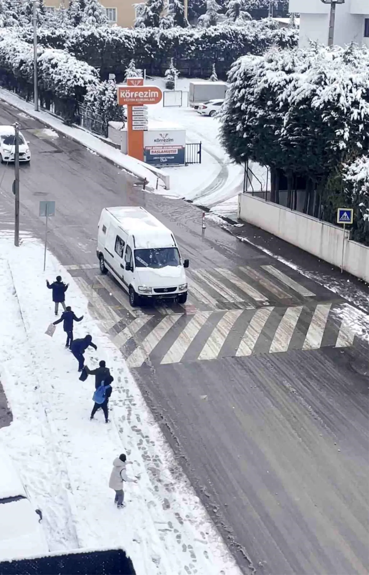 Kocaeli’de Çocuklardan Kar Topu Savaşı