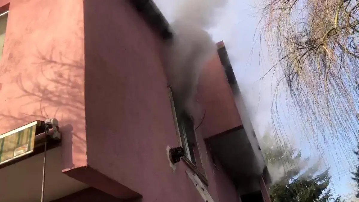 Kocaeli’nde Yatak Odasında Yangın: 2 Kişi Dumandan Etkilendi