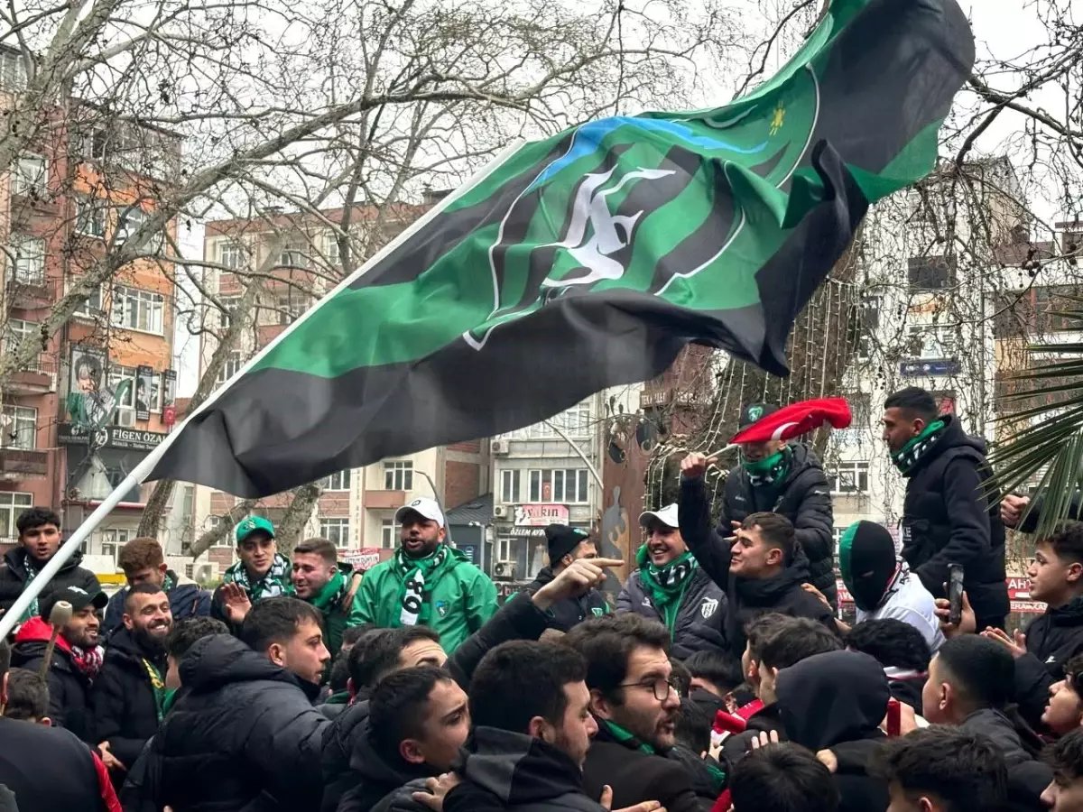 Kocaelispor Taraftarlarından Coşkulu Yürüyüş