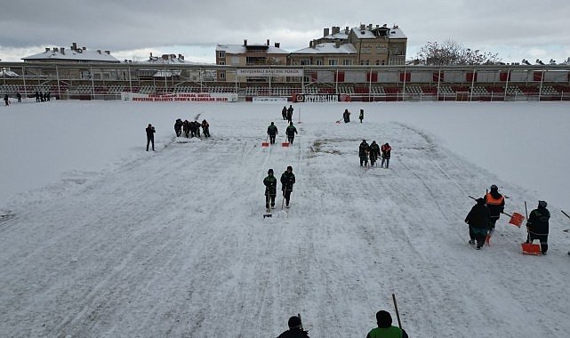  Nevşehir Belediyesi Ekipleri, Gazi Stadyumunu Temizledi