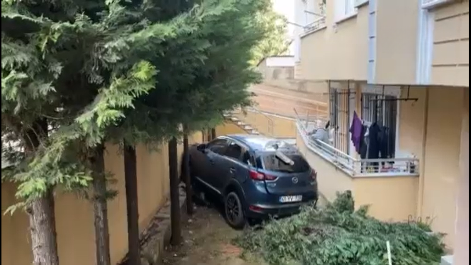 Gebze’de Kontrolden Çıkan Otomobil Duvarı Aşıp Bahçeye Düştü
