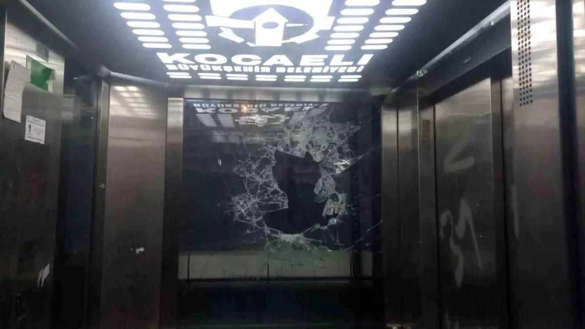 Darıca’da Çocuk Vandallığı: Asansör Camı Kırıldı