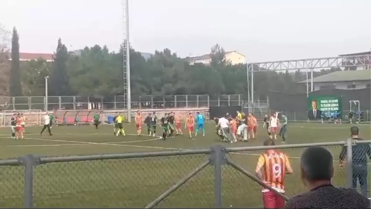 Kocaeli’de Amatör Futbol Maçında Saha Savaş Alanına Döndü