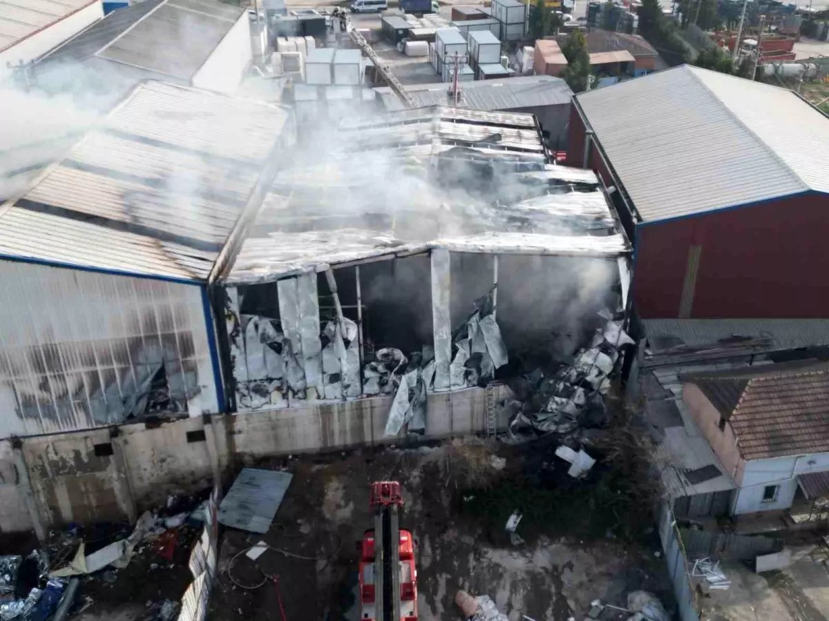 Kocaeli’de Boya İmalathanesinde Yangın: İki İmalathane Zarar Gördü