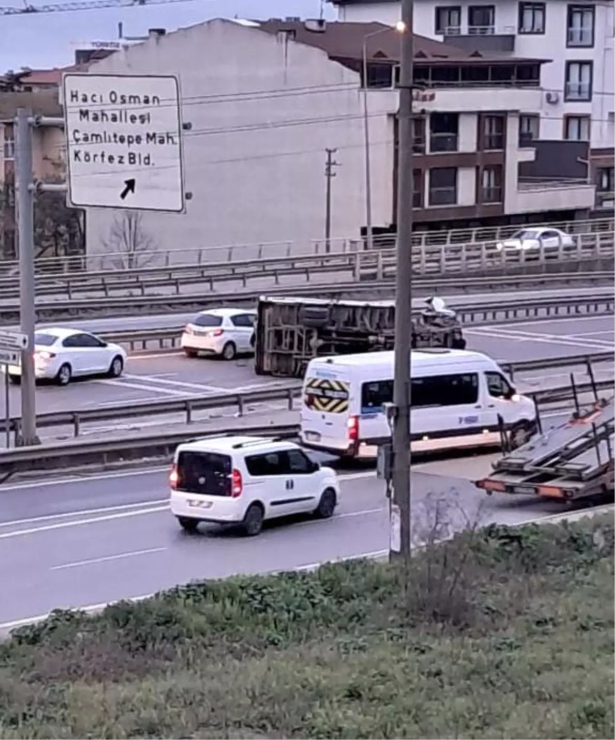 Kocaeli’de Hurda Yüklü Kamyonet Devrildi, Trafik Durdu