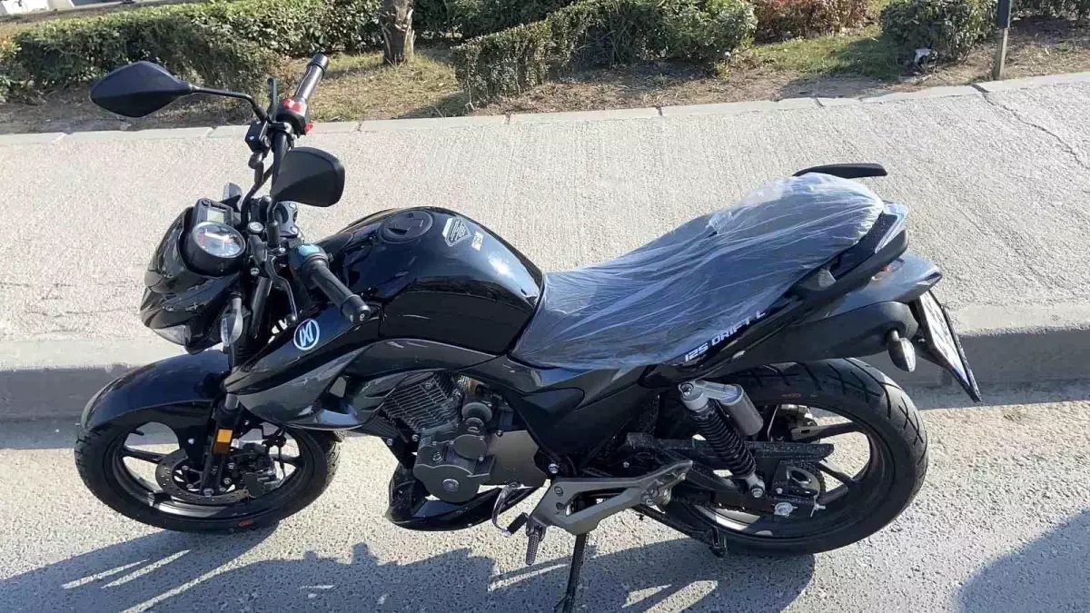 Kocaeli’de Motosiklet Otomobile Çarpınca 1 Kişi Yaralandı