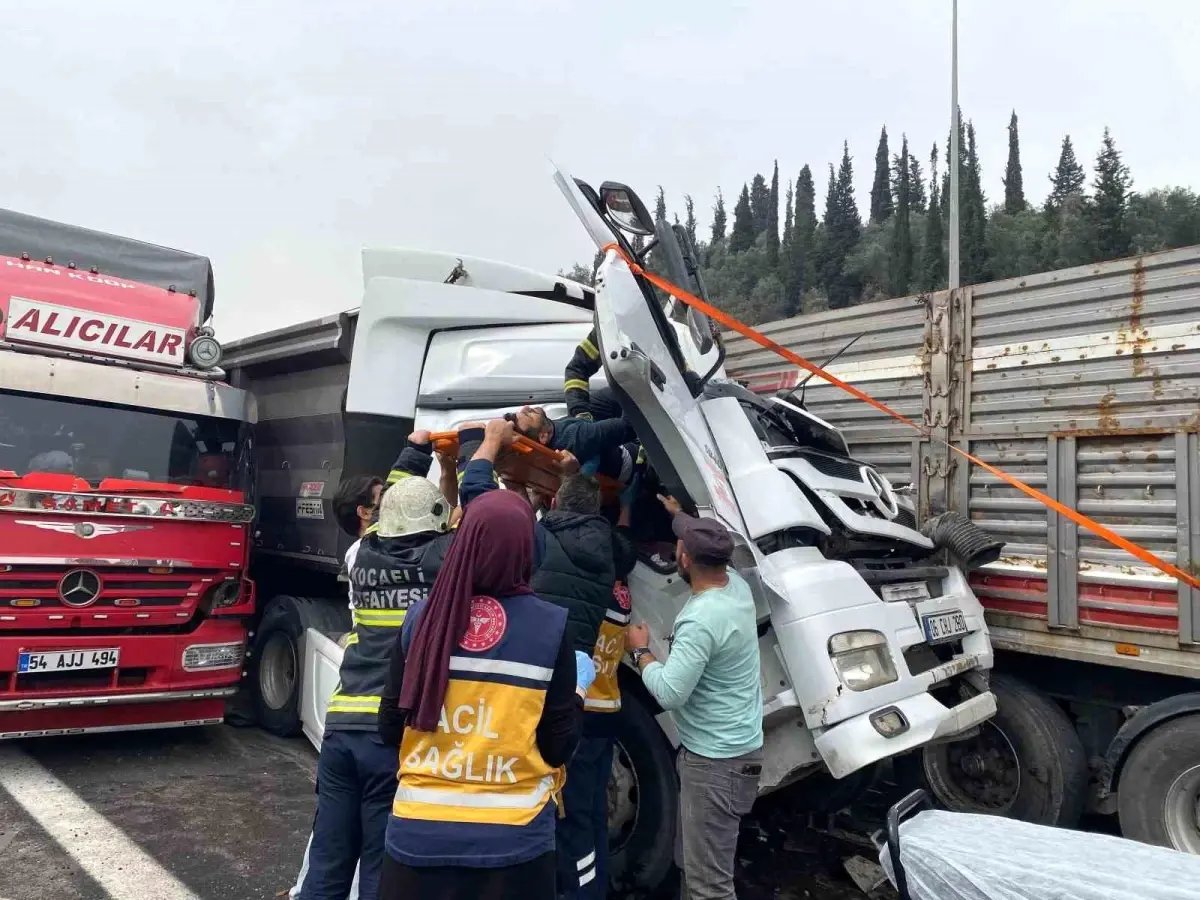  Kocaeli’de Zincirleme Kaza: Bir Sürücü Yaralandı