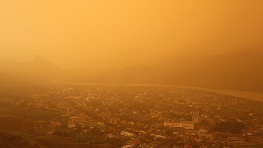 Afrika’dan Gelen Çöl Tozu Türkiye’yi Sarıyor: Kocaeli’de Sağanak ve Çamur Tehlikesi