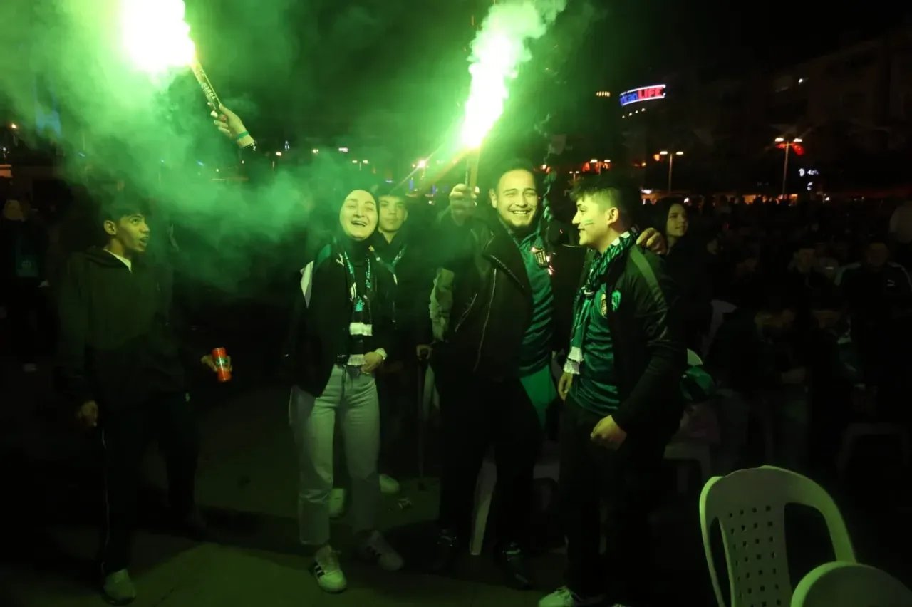 İzmit Kent Meydanı’nda Kocaelispor’un Süper Lig Yürüyüşüne Coşkulu Destek
