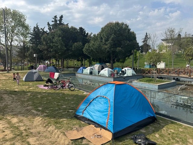 DEPREMİN ARDINDAN İSTANBUL’DA PARKLAR GEÇİCİ SIĞINAK OLDU