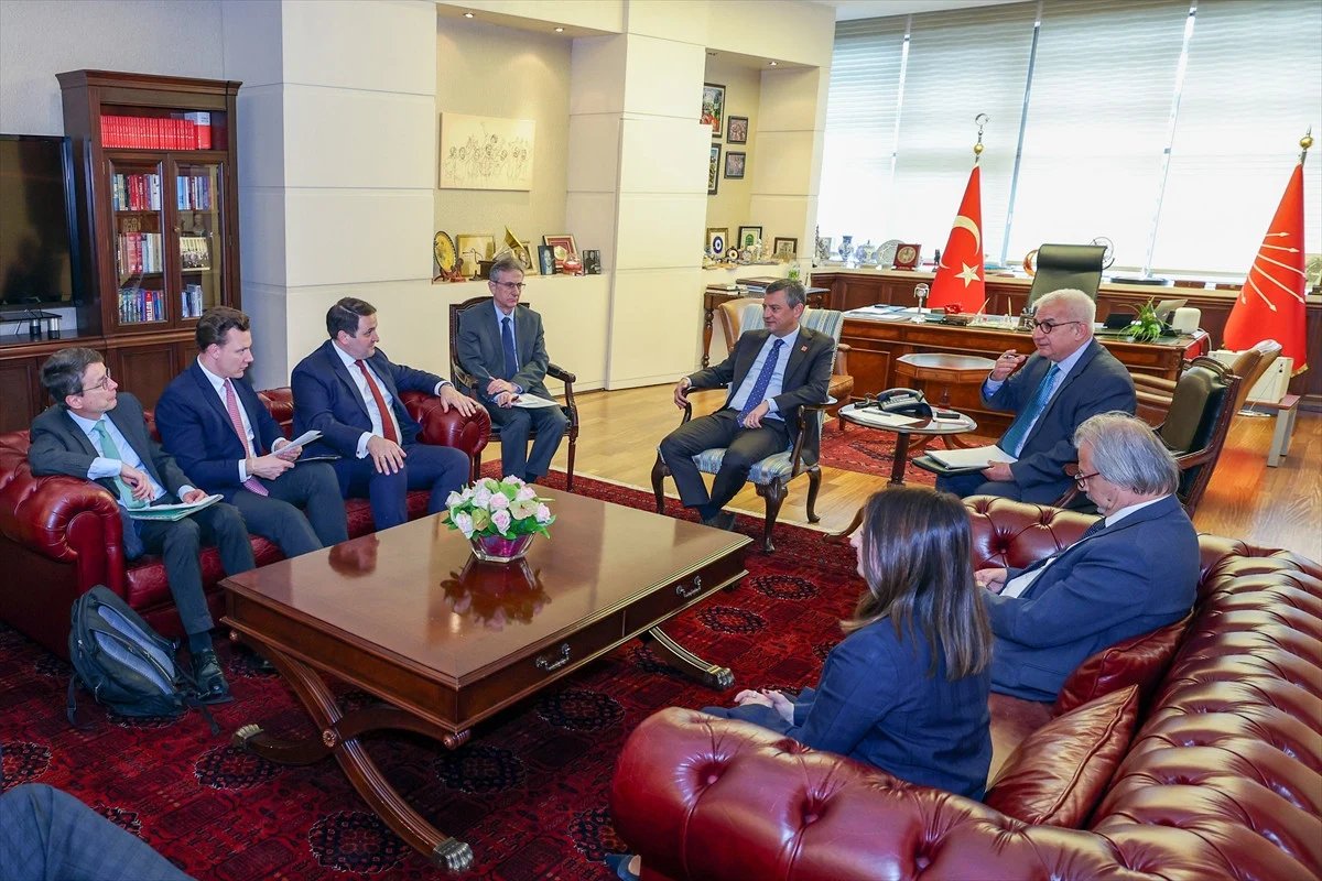 Özgür Özel, Almanya’nın Kuzey Ren Vestfalya Eyaleti Bakanı Liminski ile Görüştü