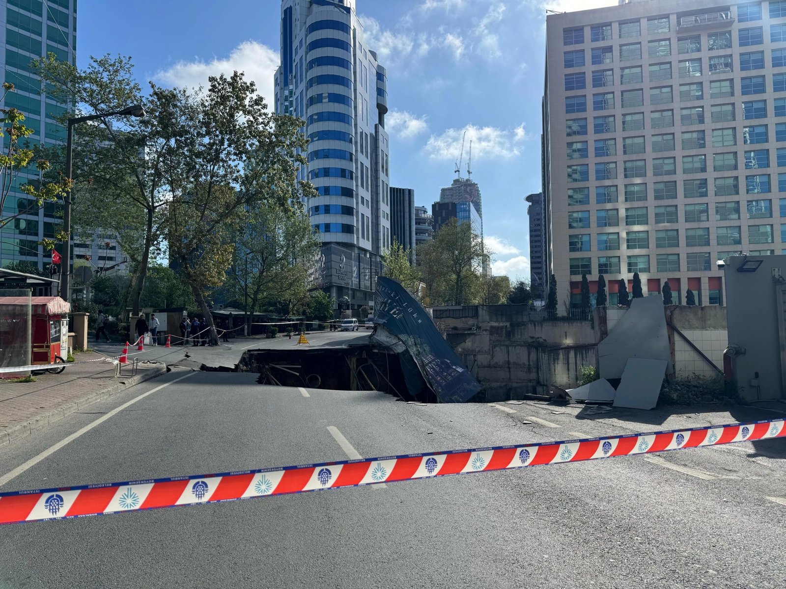 Sarıyer’de Yol Çöktü! Eski Büyükdere Caddesi Trafiğe Kapatıldı