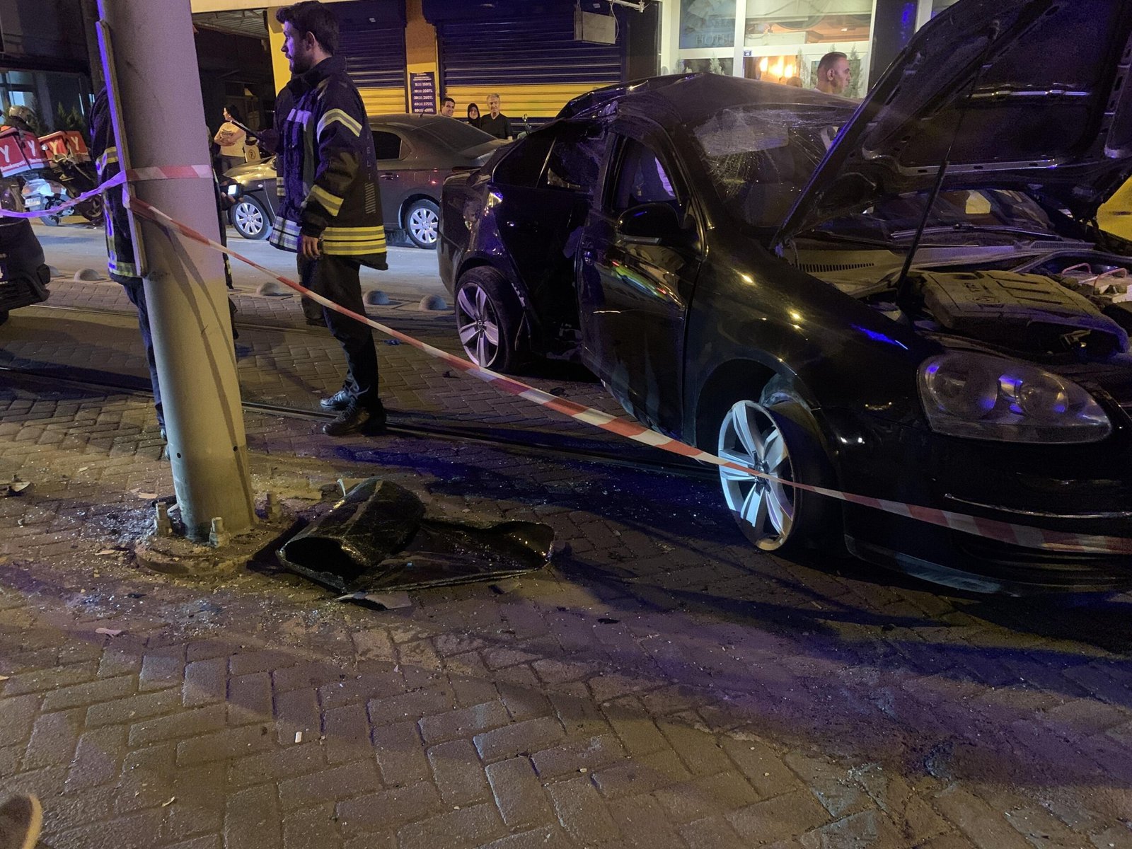 Alkollü sürücü tramvay yolunda direğe çarptı: 2 yaralı