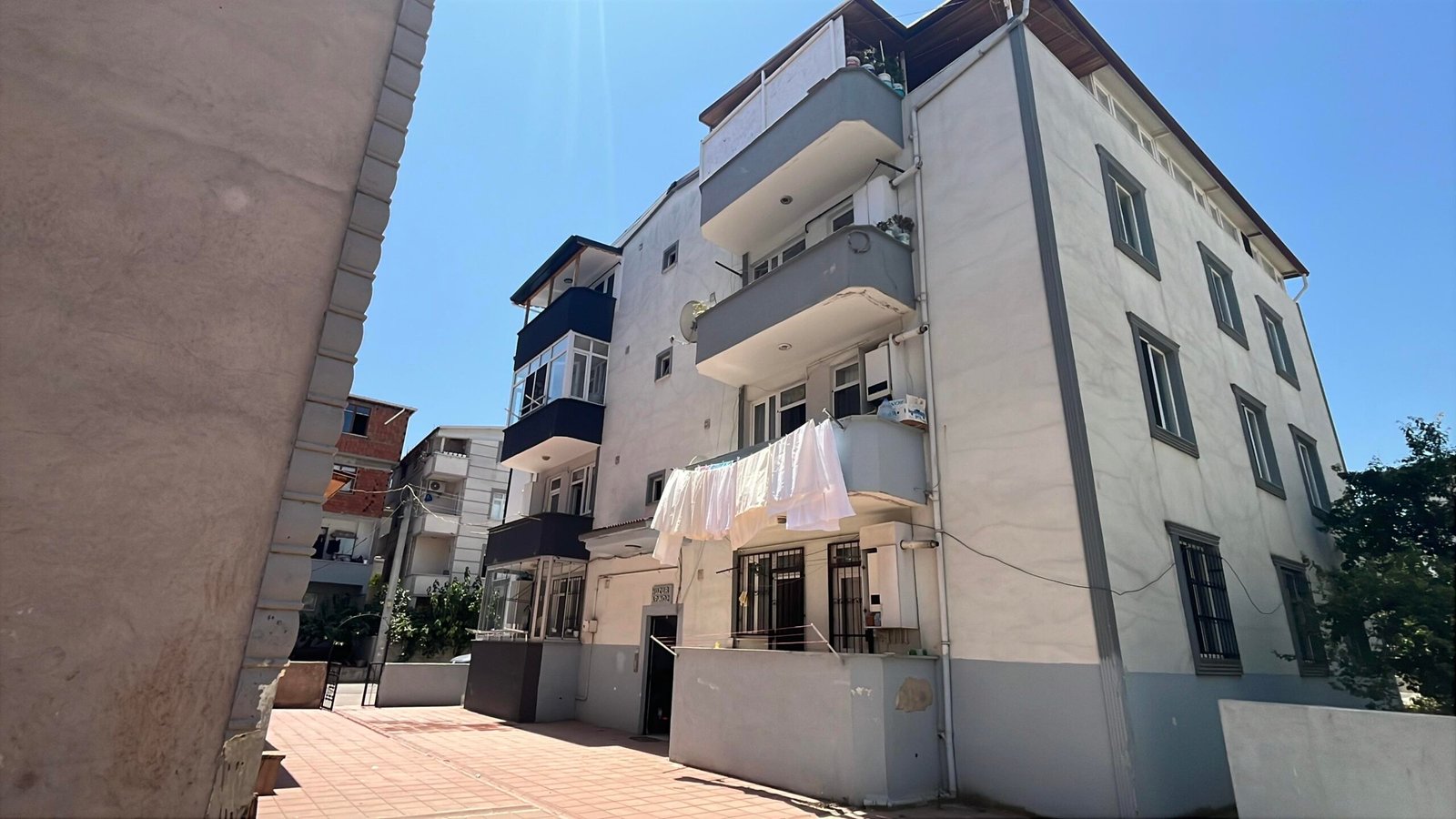  Balkondan düşen Züleyha bebek ağır yaralandı