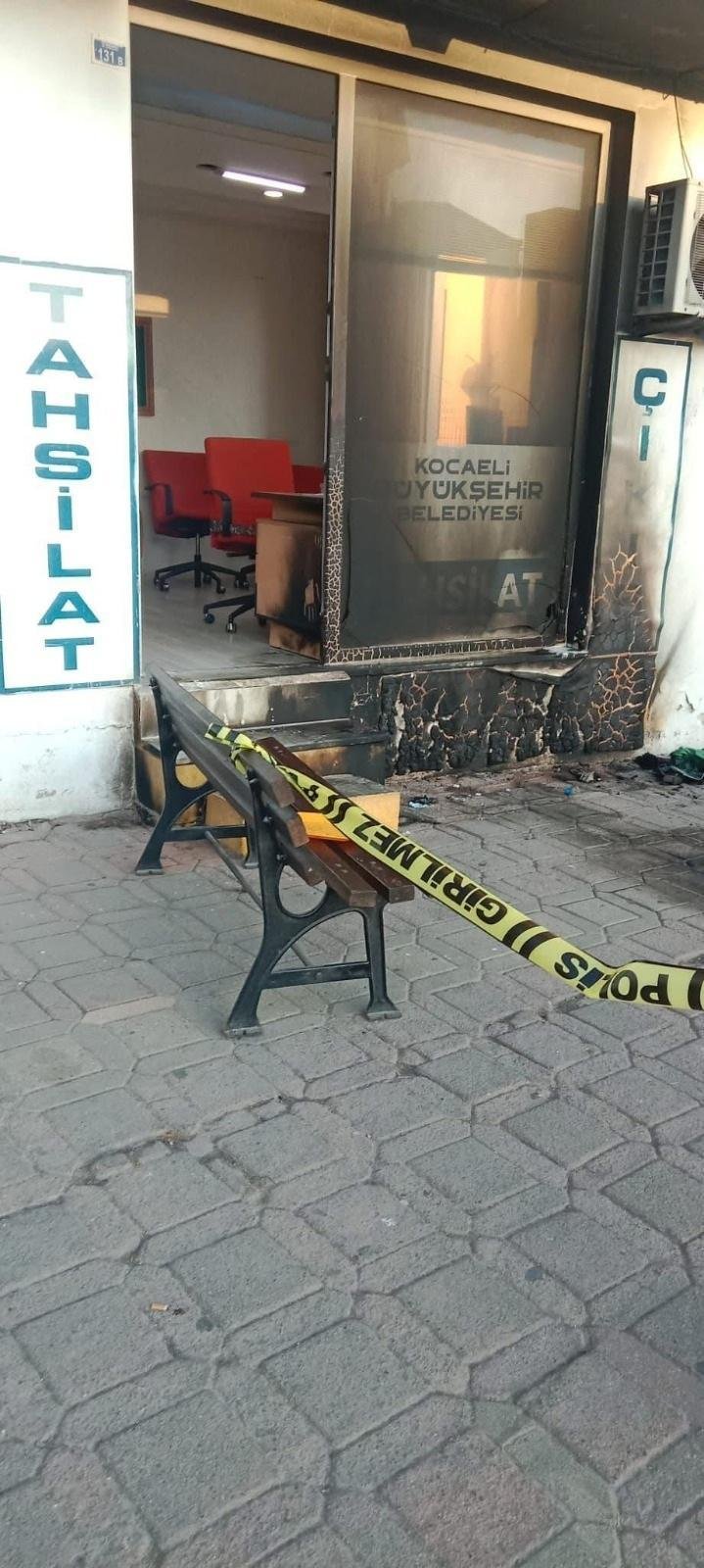 Belediyenin tahsilat ofisini benzinle yaktılar