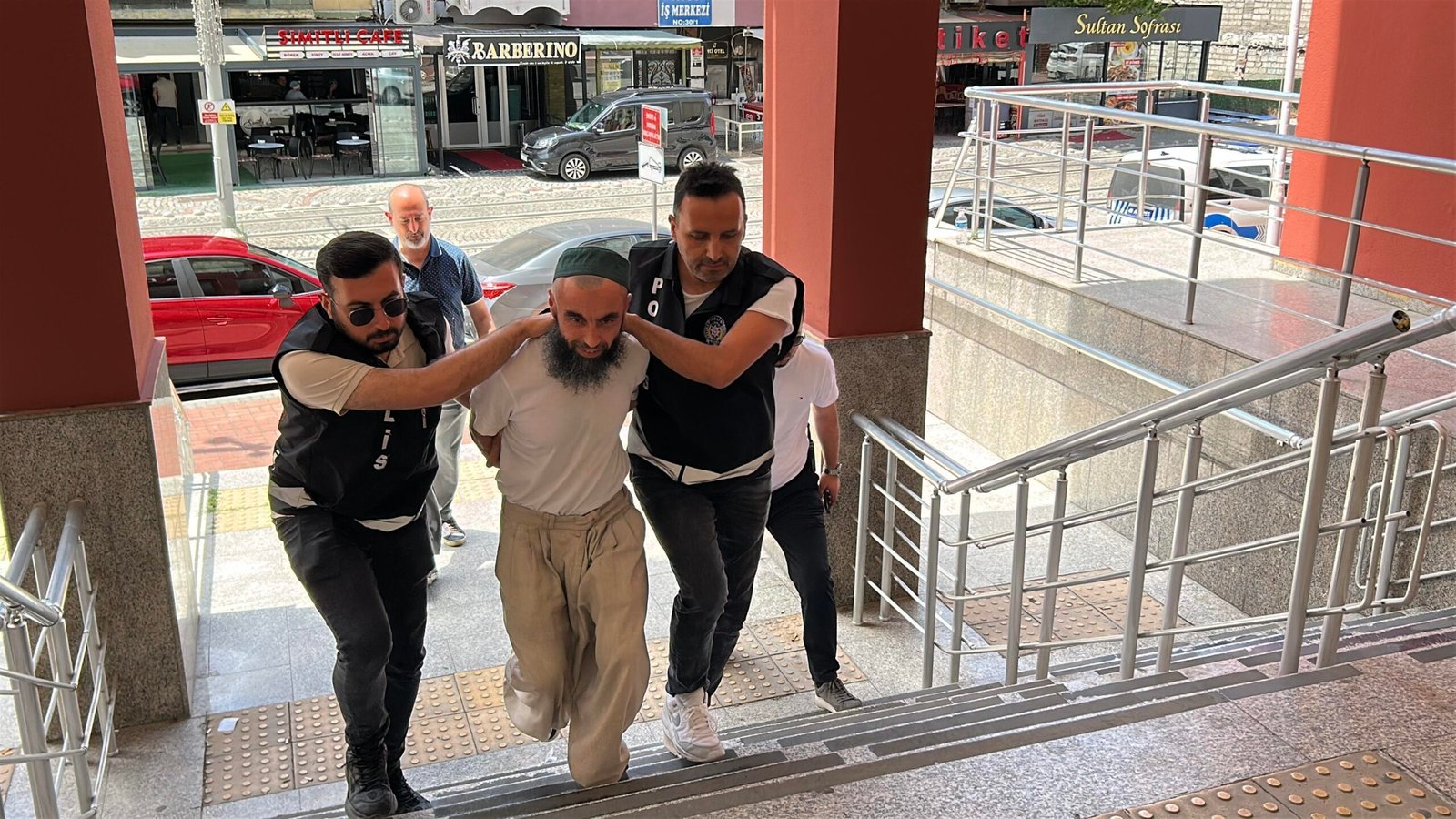  Kılıçlı adam okulda top kesti, Atatürk’e hakaretten tutuklandı