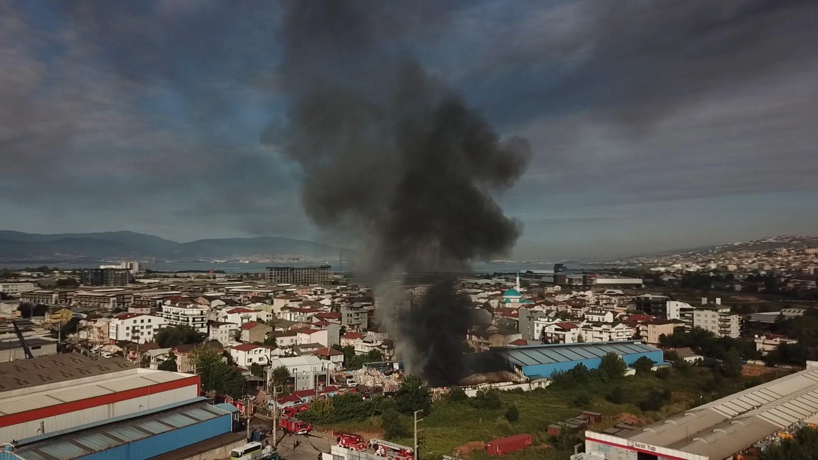 Kocaeli: Geri dönüşüm tesisinde yangın