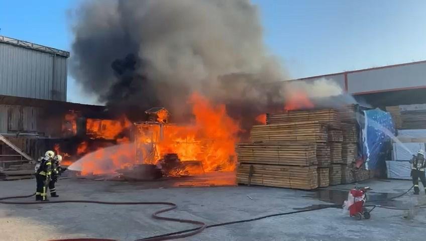 Kocaeli: Kereste deposu yangını söndürüldü