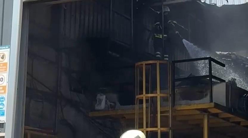  Kocaeli’de fabrika yangını söndürüldü: Görüntüler