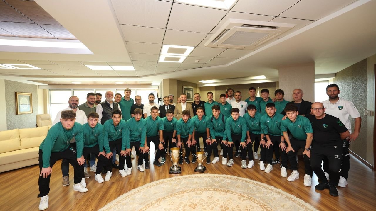 Kocaelispor Şampiyon Gençleri Büyükakın’la Buluştu