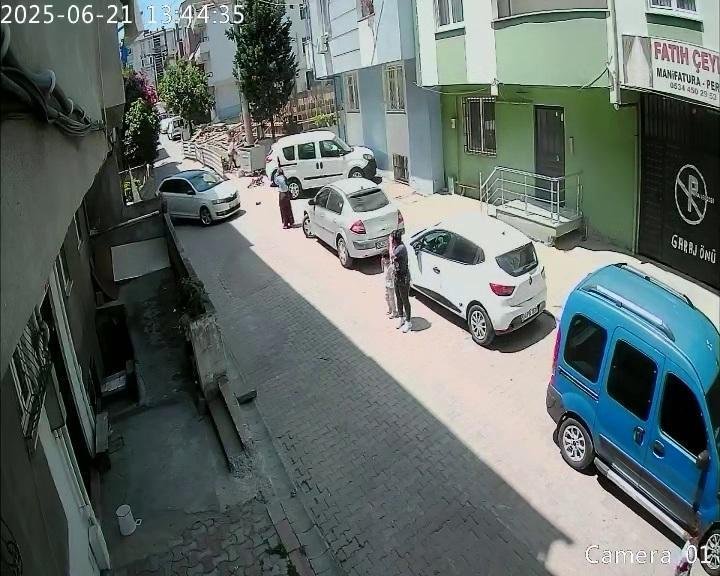 Öğretmene yardım: Otomobil duvara vurdu