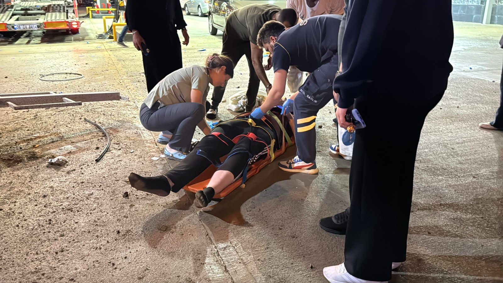 Otomobil istasyon direğine çarptı, takla attı: 2 yaralı