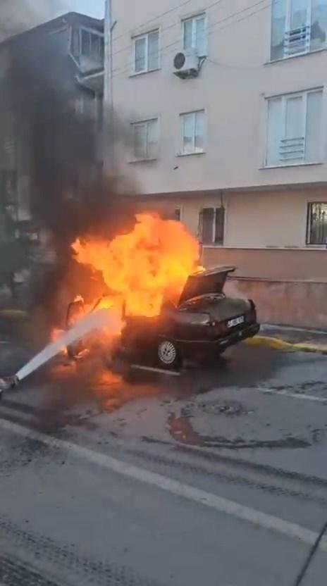 Seyir halindeki otomobil alev aldı