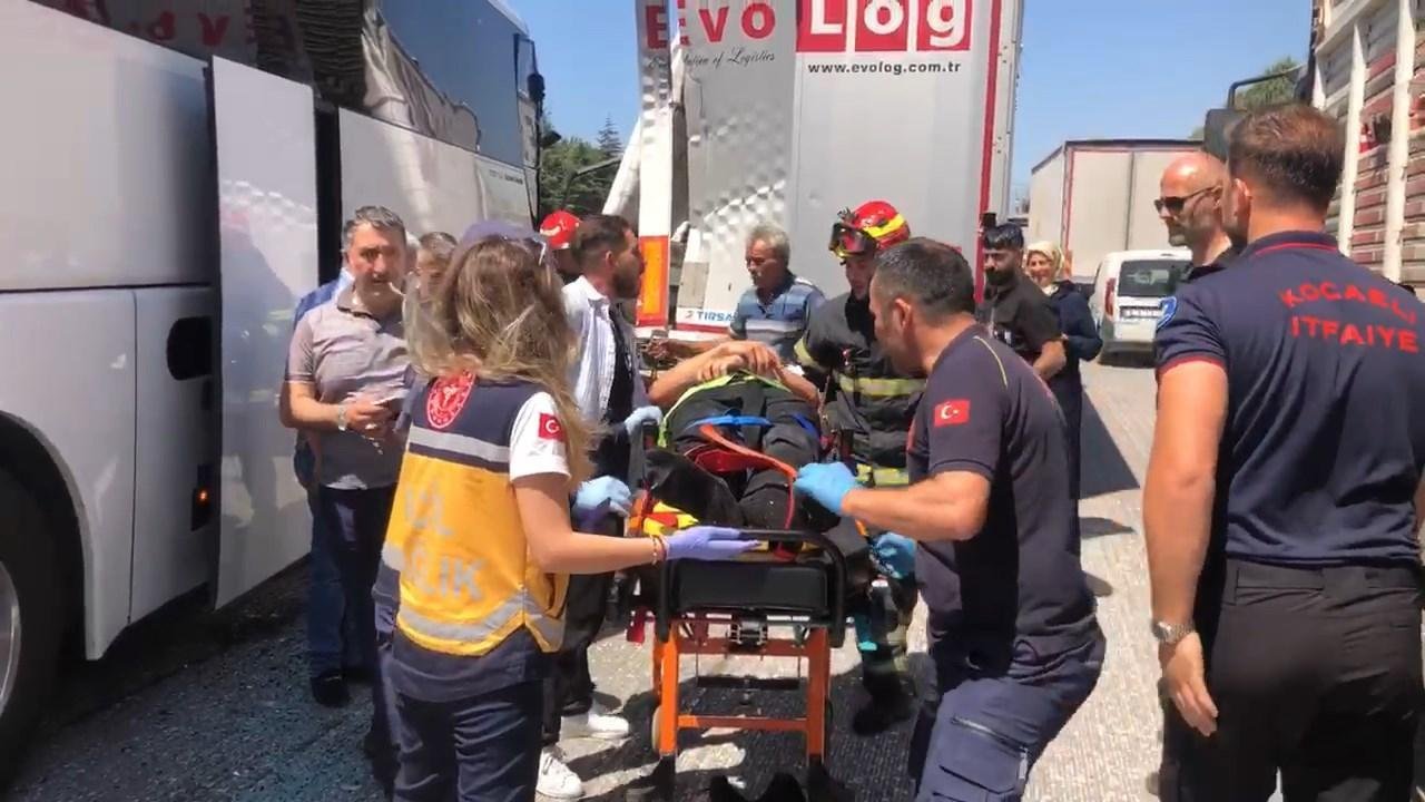  TEM’de TIR ve otobüs çarpıştı, 1 ağır, 3 yaralı