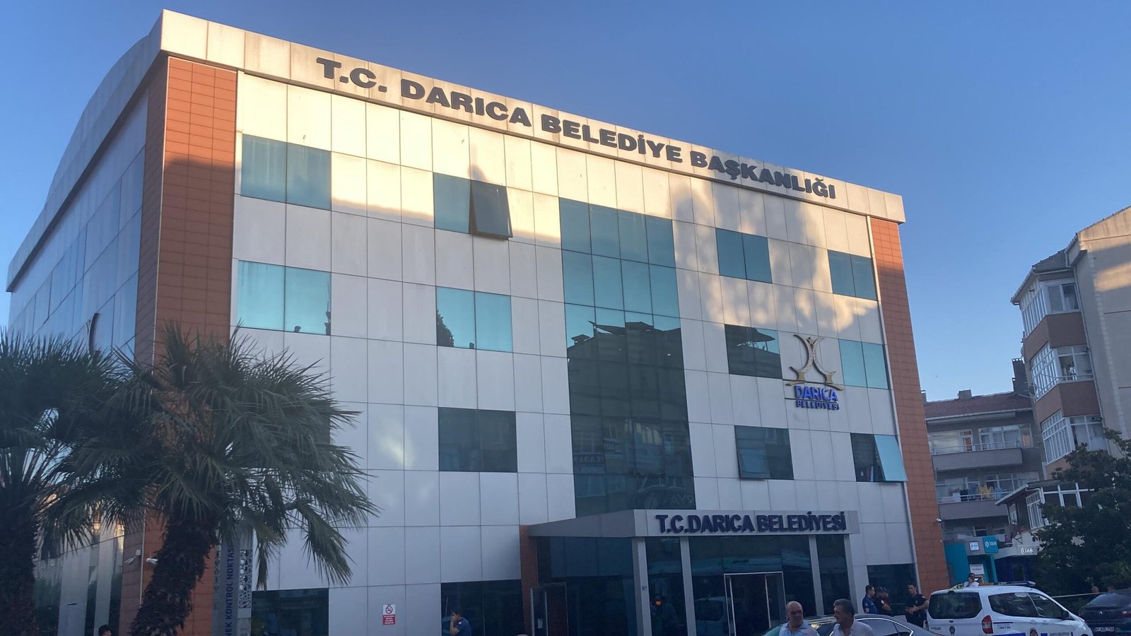 Zabıta memuru intihar girişiminde, başkan yaralandı.