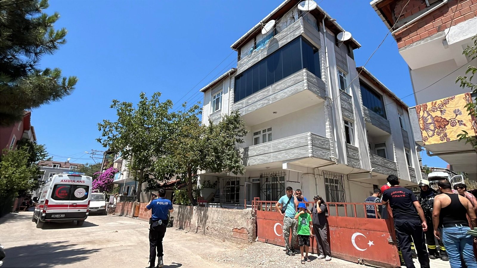 3 Katlı Apartman Yangınına Müdahale