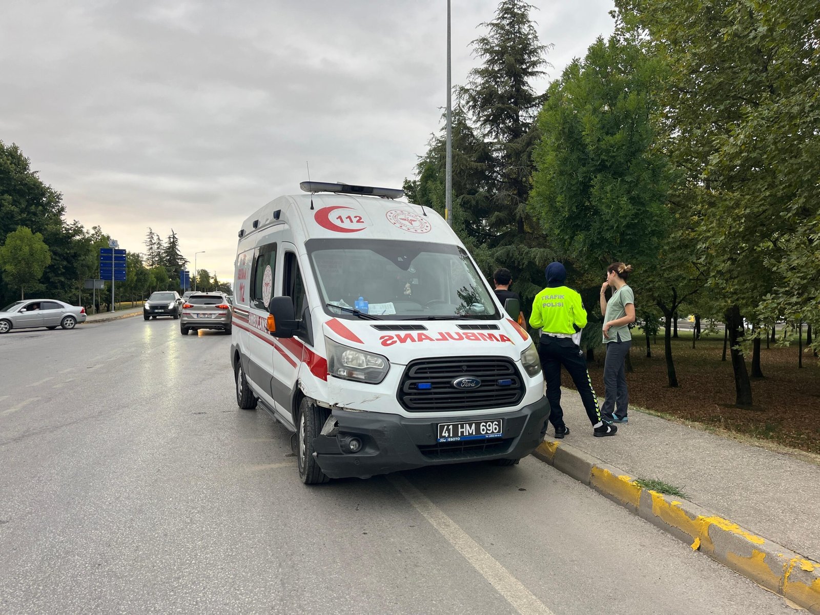 Ambulans ile hafif ticari araç çarpıştı: Sağlıkçı yaralı