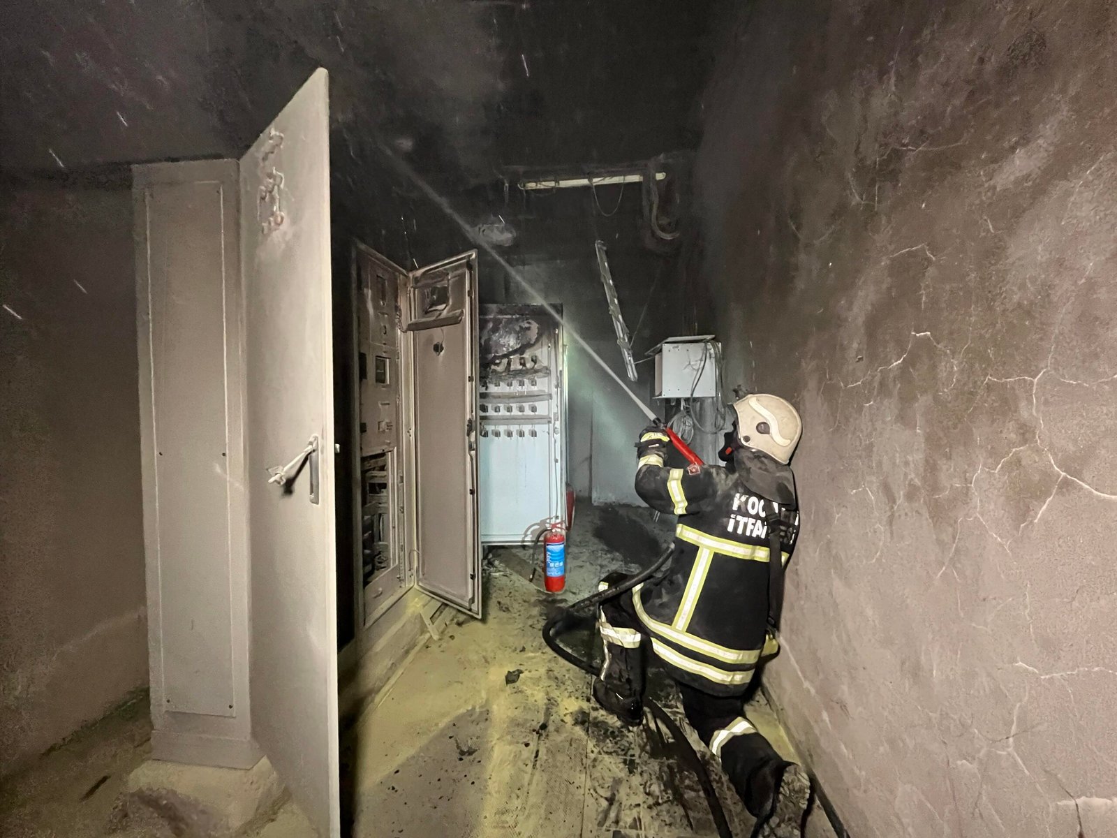 Asansörde Duman Paniği: 1 Çocuk, 5 Kişi Kurtarıldı