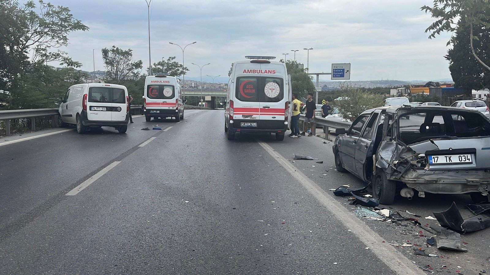 Emniyet şeridindeki arızalı araca motosiklet çarptı: 2 yaralı