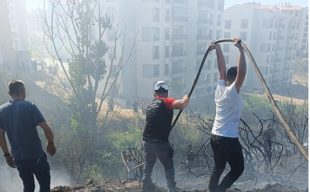 Gebze’de yangın dehşeti: 3 dönüm otluk ve depo ev küle döndü