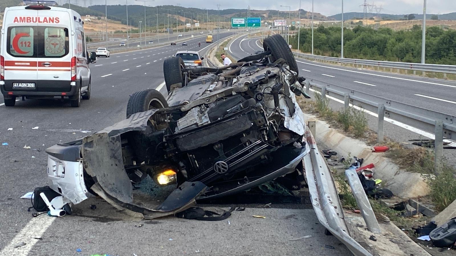 KMO’da otomobil tabelaya çarptı: 1 ölü, 4 yaralı