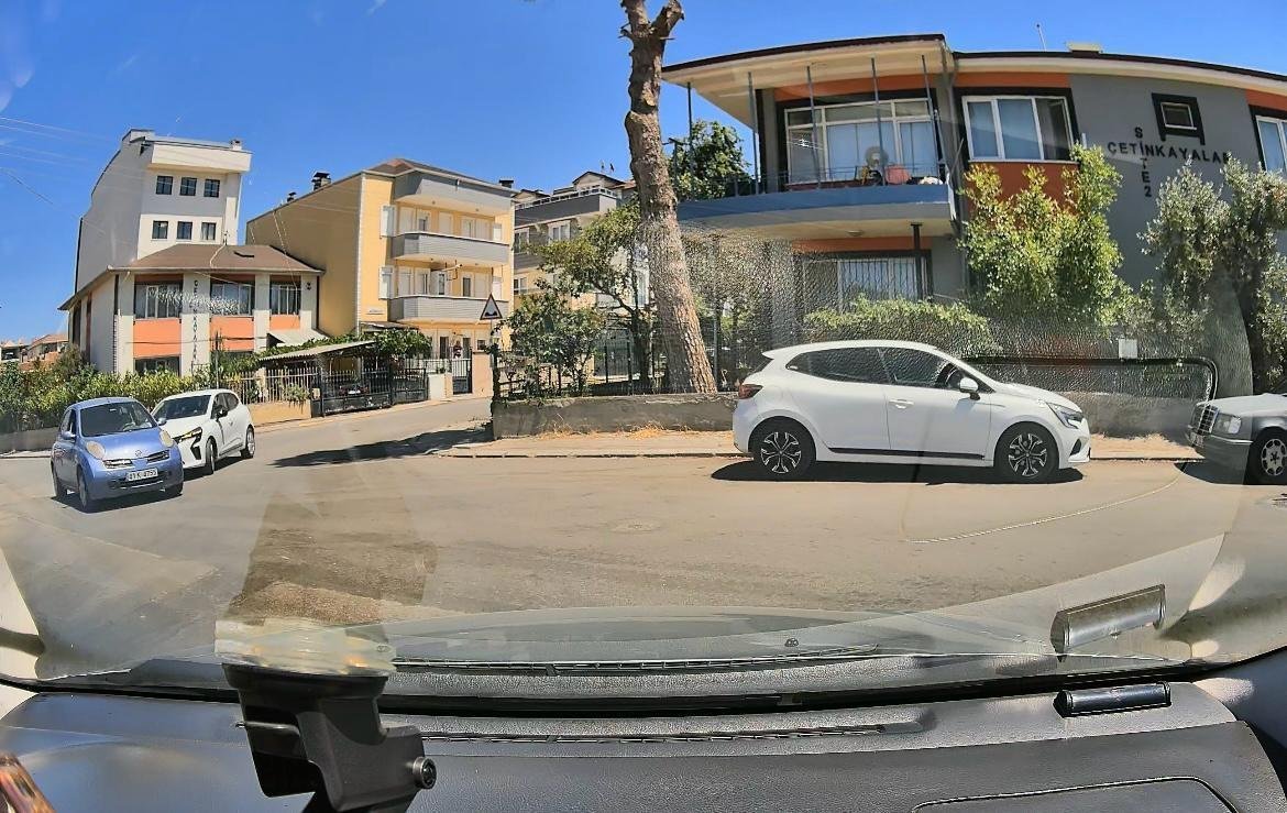 Kaza kamerada: Otomobil, bisikletli çocuğa çarptı